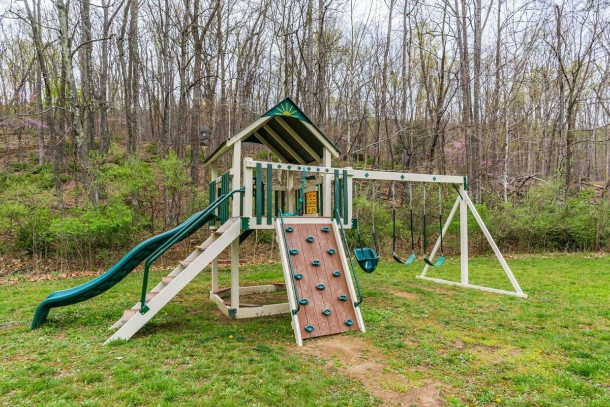 Chalet W Hot Tub, Large Deck, Grill, & Fast Wifi Berkeley Springs Esterno foto