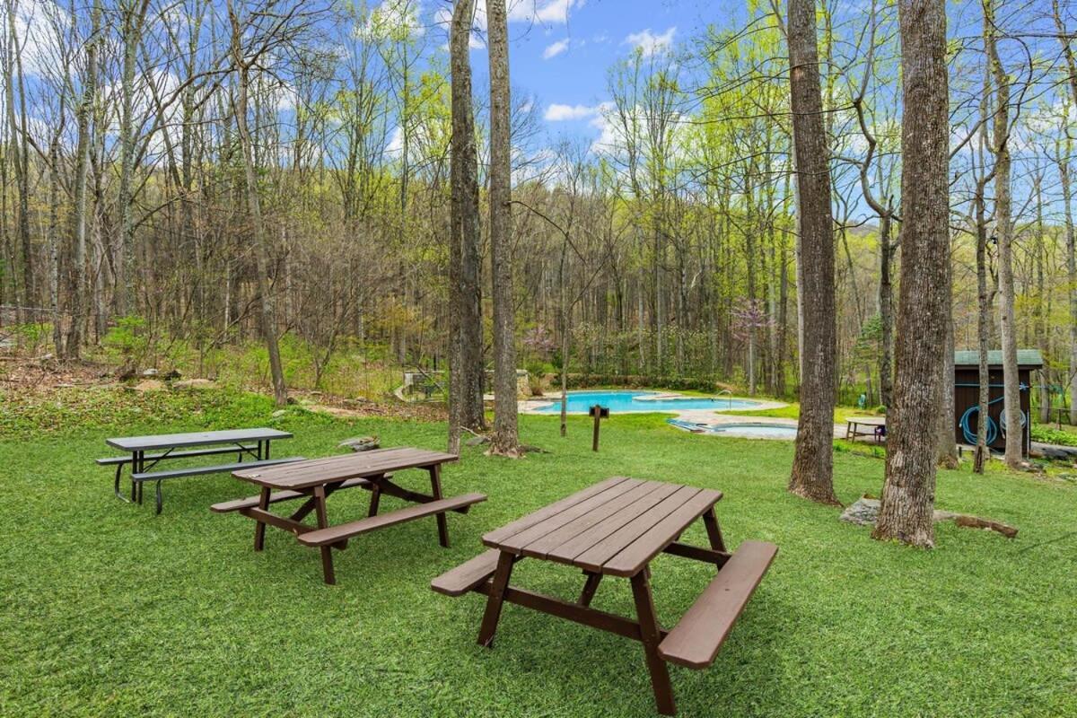 Chalet W Hot Tub, Large Deck, Grill, & Fast Wifi Berkeley Springs Esterno foto