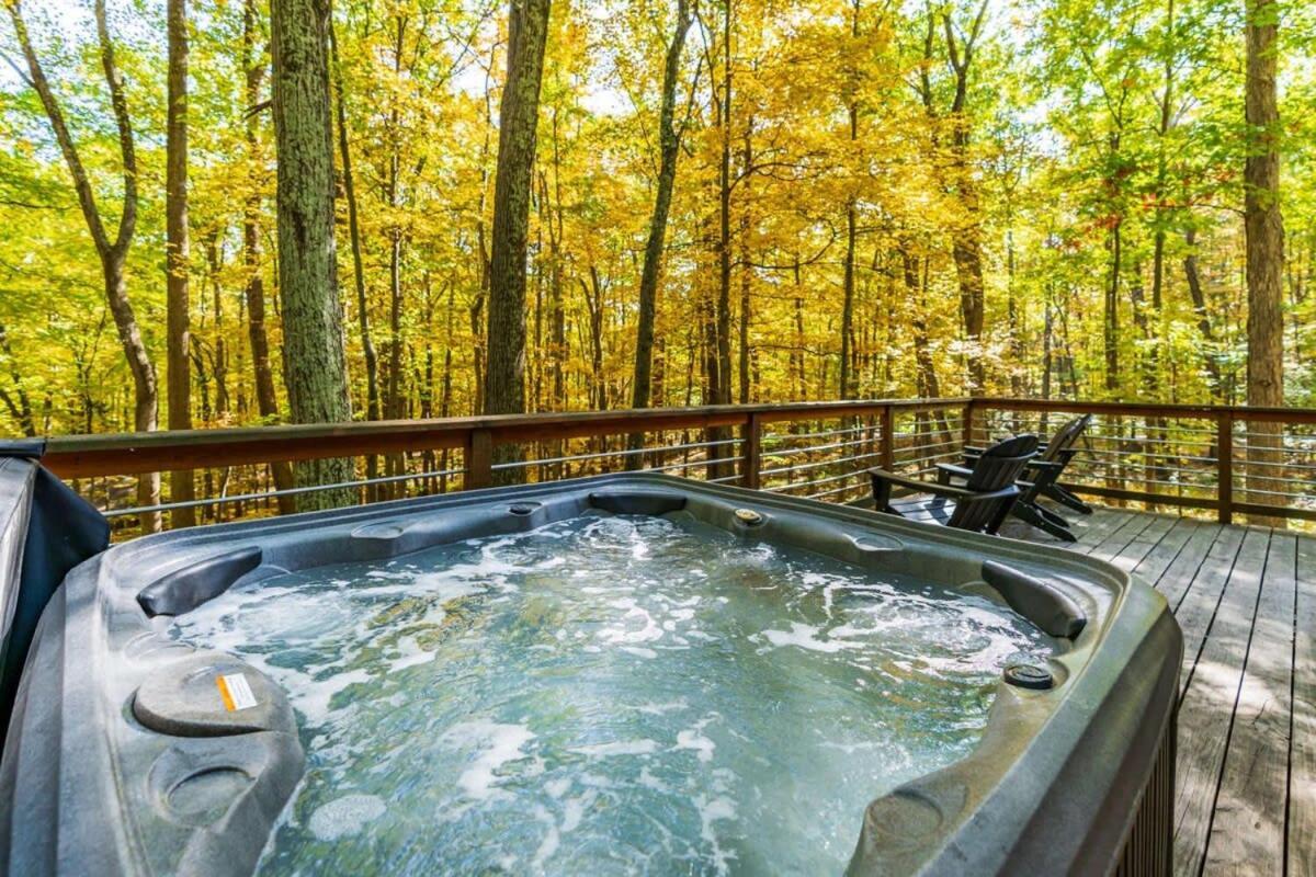 Chalet W Hot Tub, Large Deck, Grill, & Fast Wifi Berkeley Springs Esterno foto