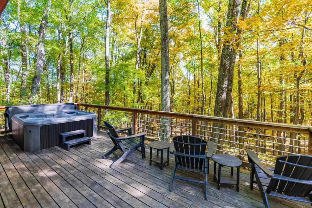 Chalet W Hot Tub, Large Deck, Grill, & Fast Wifi Berkeley Springs Esterno foto