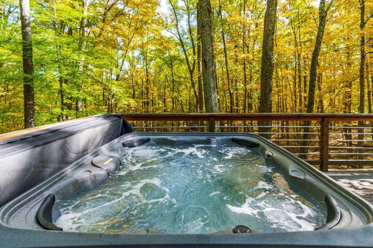 Chalet W Hot Tub, Large Deck, Grill, & Fast Wifi Berkeley Springs Esterno foto