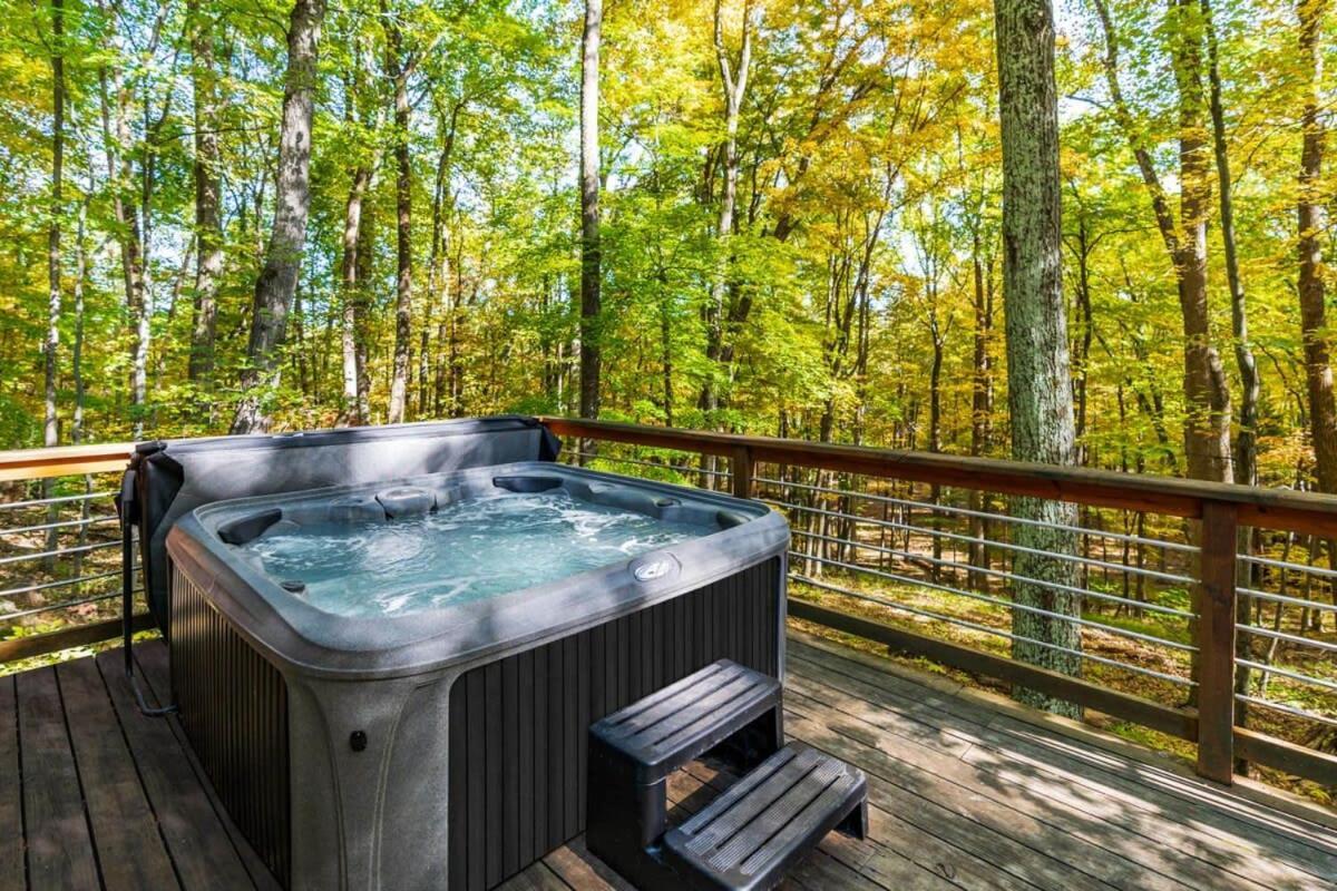 Chalet W Hot Tub, Large Deck, Grill, & Fast Wifi Berkeley Springs Esterno foto