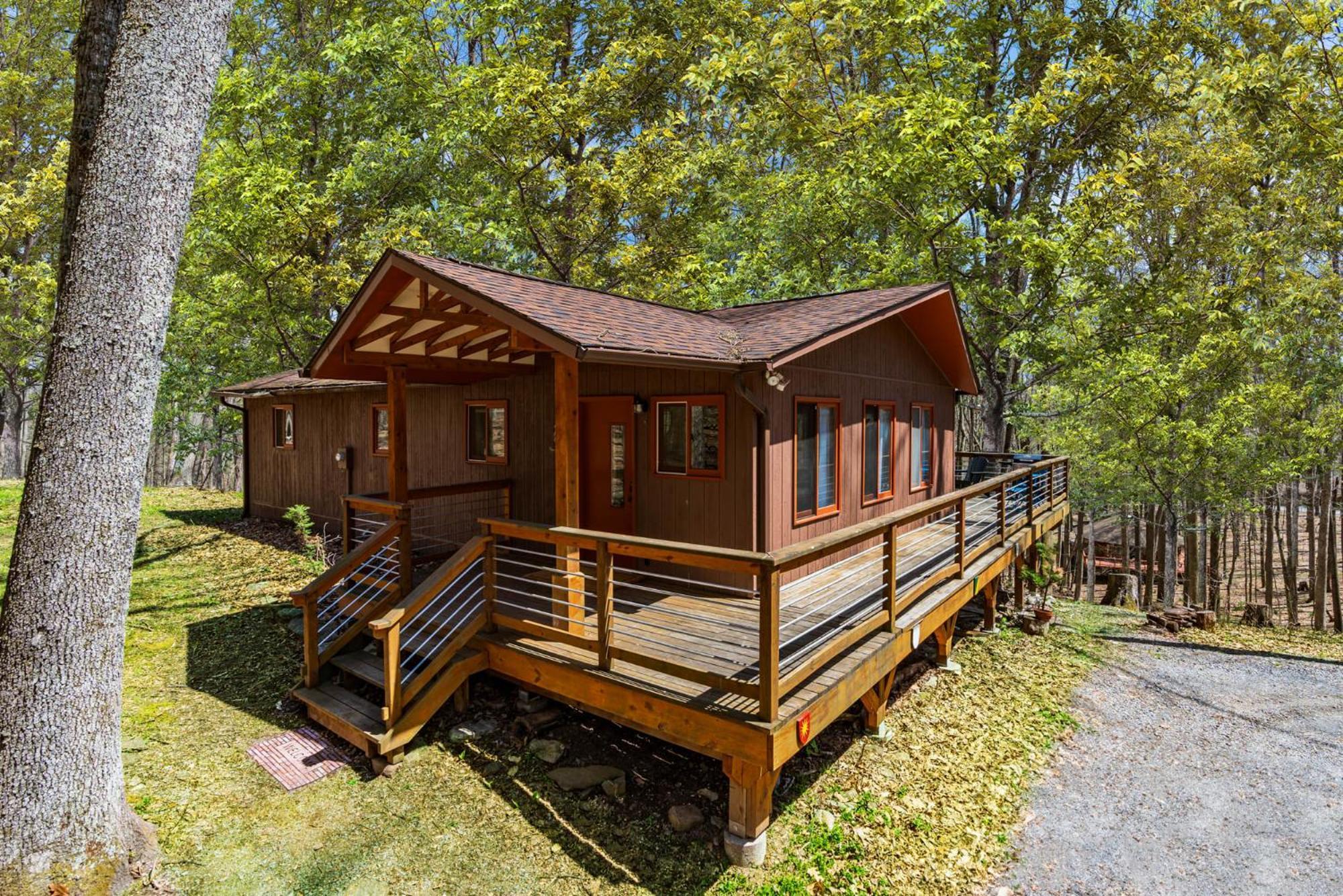 Chalet W Hot Tub, Large Deck, Grill, & Fast Wifi Berkeley Springs Esterno foto