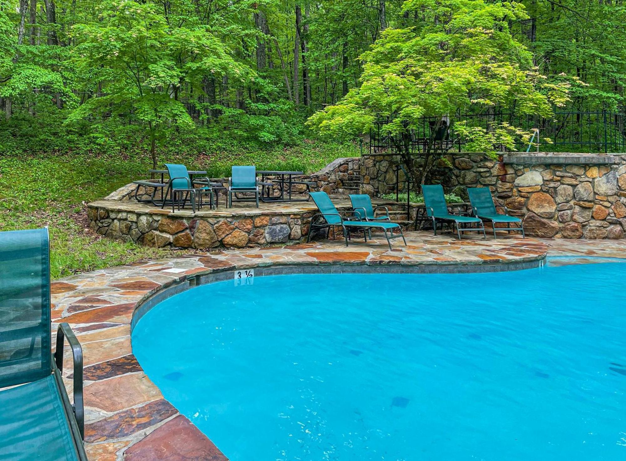 Chalet W Hot Tub, Large Deck, Grill, & Fast Wifi Berkeley Springs Esterno foto